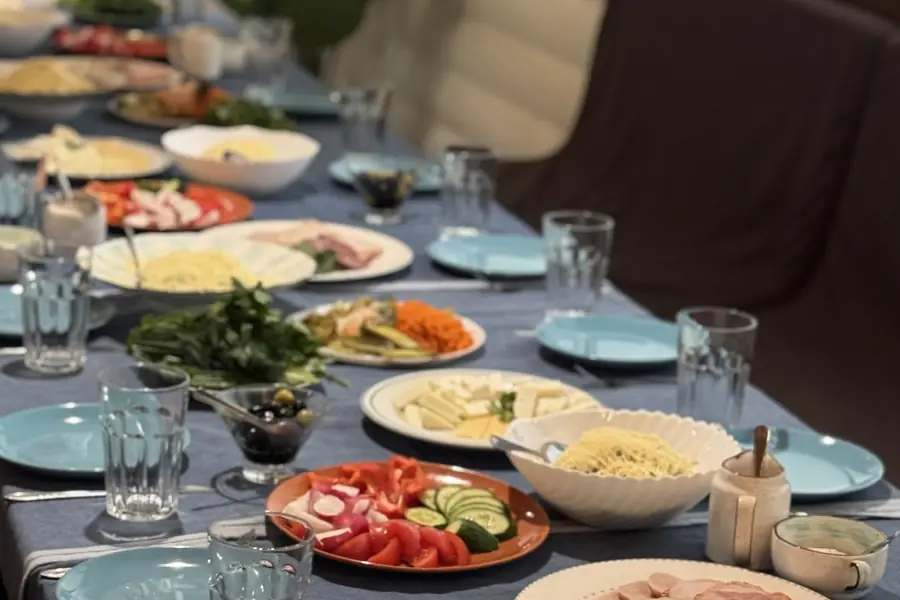 Мясная нарезка и овощная тарелка на столе